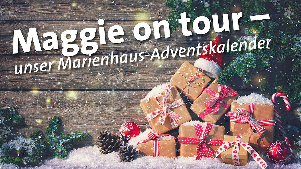 Weihnachtliche Szene mit einem Stapel Geschenken, Tannenzweigen, Zapfen und Schneeflocken vor einer Holzlattenwand, darüber der Text 'Maggie on tour – unser Marienhaus-Adventskalender'.