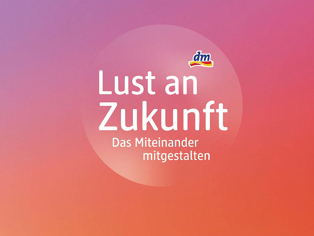 Text auf farbigem Hintergrund mit dem Schriftzug 'Lust an Zukunft Das Miteinander mitgestalten' und kleinem dm-Logo
