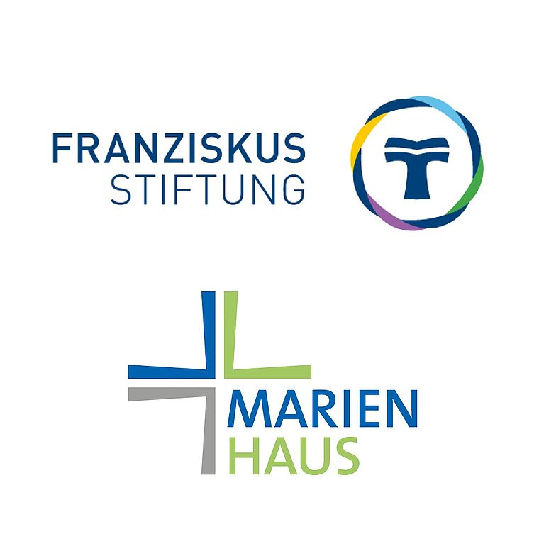 Logos der Franziskus Stiftung mit stilisiertem Buchsymbol und des Marienhaus mit farbigem Kreuz in Blau, Grün und Grau