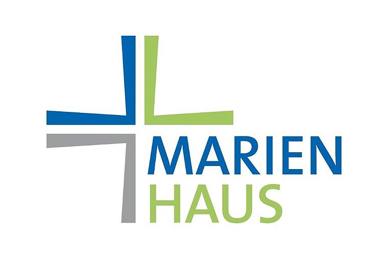 Logo von Marienhaus mit stilisiertem Kreuz in Blau, Grün und Grau