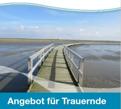 Holzsteg mit Geländer führt über Wattmeer unter blauem Himmel, darunter Text 'Angebot für Trauernde'